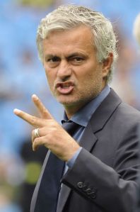 Esta foto del 16 de agosto del 2015 muestra al técnico del Chelsea José Mourinho antes de un partido de la liga Prenier inglesa contra Manchester City.